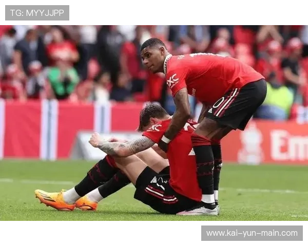 终场哨响，恩佐跪地庆祝切尔西绝平曼城